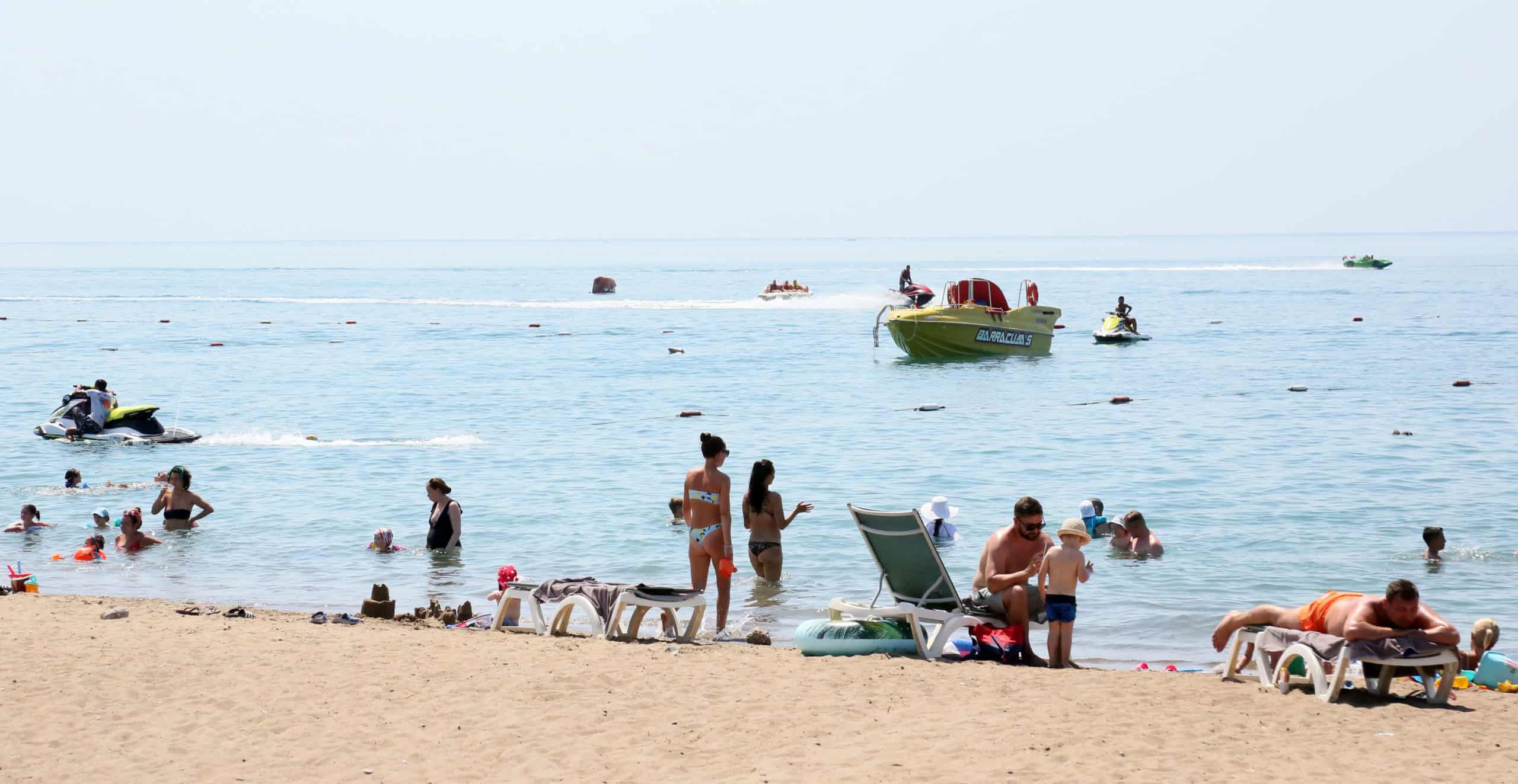 ANTALYA’YA YERLİ VE YABANCI TURİST AKINI