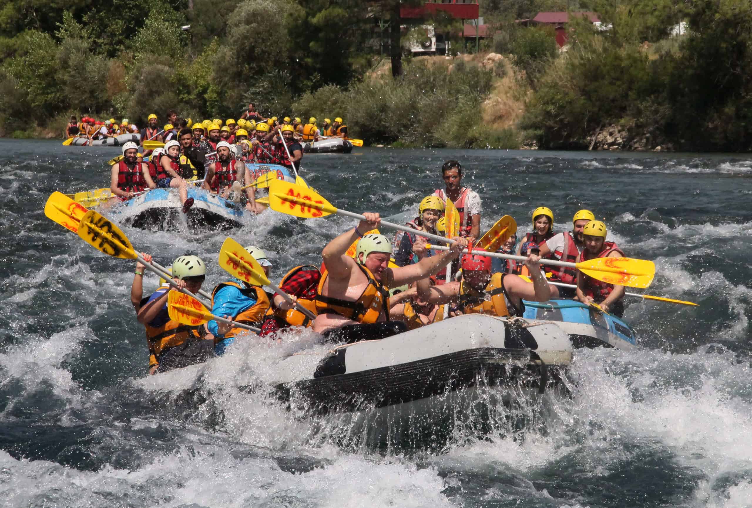 KÖPRÜLÜ KANYON’DA GÜNDE 5 BİN KİŞİ RAFTİNG YAPIYOR