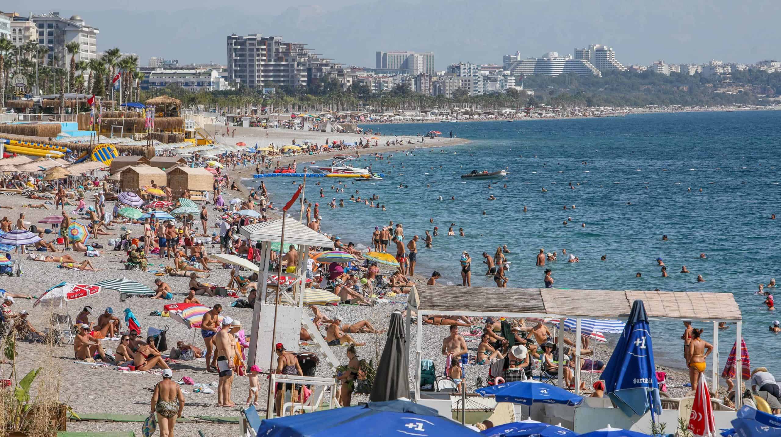 ANTALYA’DA EKİMDE SAHİLLERDE AĞUSTOS MANZARASI